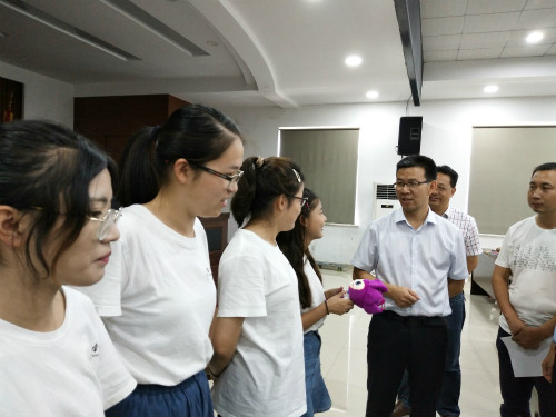 临海市领导走访慰问yl6809永利官网“春泥萌芽”志愿者