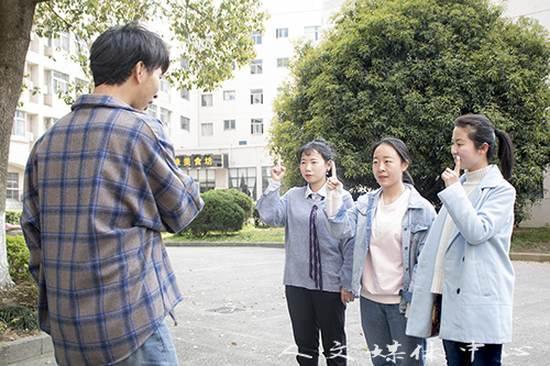 阳春三月 过关斩将扬青春 yl6809永利官网举办女生定向跑活动