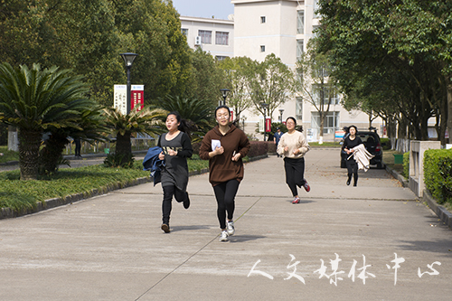 凭巾扬彩 携春赛跑——yl6809永利官网举办女生定向跑活动