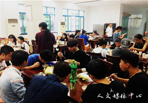 yl6809永利官网为留学生举办“迎中秋 包饺子”活动