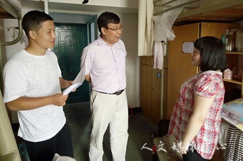 深情话离别 yl6809永利官网领导走访2016届毕业生寝室