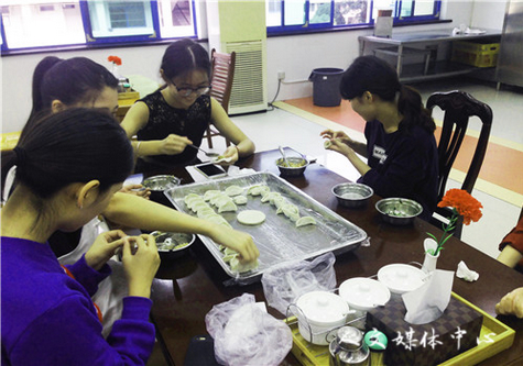 yl6809永利官网为留学生举办“迎中秋 包饺子”活动
