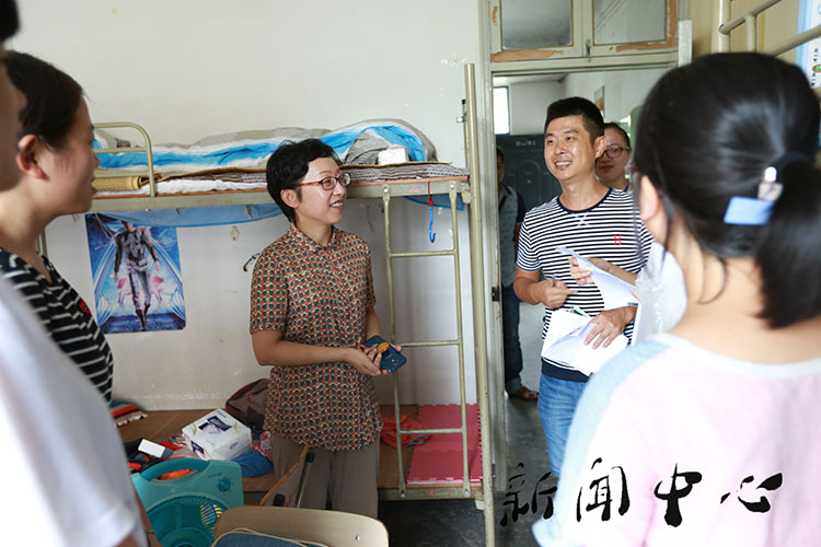 【驻足，再出发】系列四 yl6809永利官网领导走访新生寝室