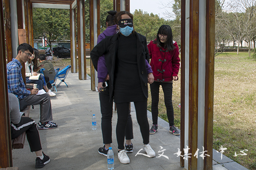 凭巾扬彩 携春赛跑——yl6809永利官网举办女生定向跑活动