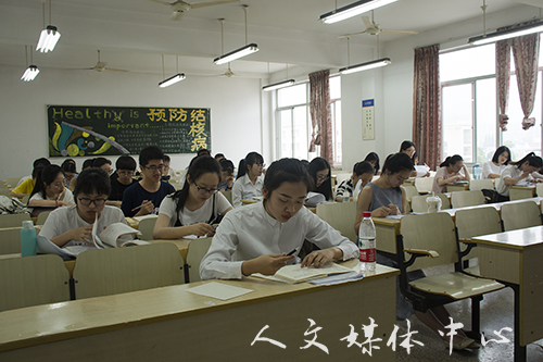 yl6809永利官网师范生即席讲演竞赛顺利进行