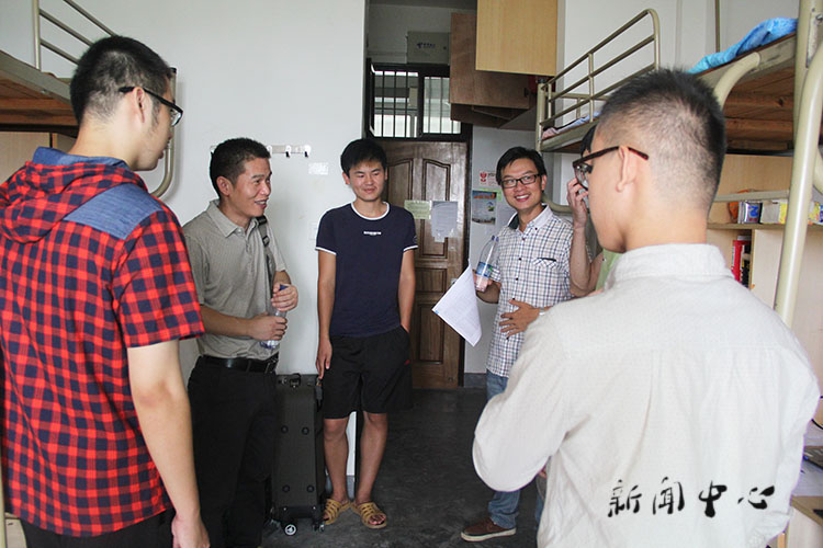 【驻足，再出发】系列四 yl6809永利官网领导走访新生寝室