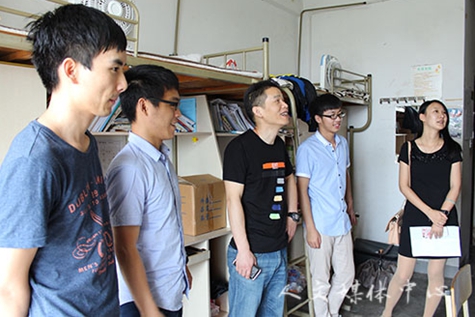 深情话离别 yl6809永利官网领导走访2016届毕业生寝室