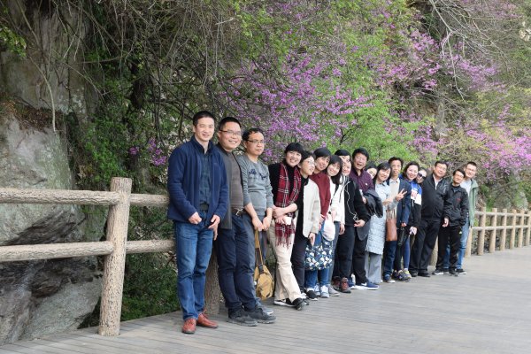 花海绿道，徜徉春色                    ——yl6809永利官网组织“三•八”节踏春活动